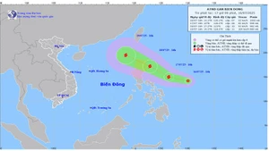 Bản đồ dự báo quỹ đạo và cường độ áp thấp nhiệt đới gần Biển Đông phát lúc 17giờ ngày 16/7/.