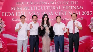 Ban tổ chức, ban giám khảo chụp ảnh lưu niệm tại buổi họp báo.