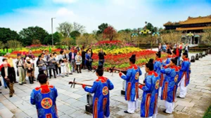 Du khách thưởng thức nhã nhạc cung đình tại Đại Nội. (Ảnh QUANG VINH)