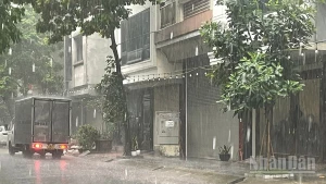 Vào thời điểm 17 giờ 50 phút, ngày 12/7, một số nơi thuộc khu vực nội thành Hà Nội đang có mưa rào. (Ảnh minh họa: Đ.T)