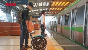 [Video] Hanoi Metro khuyến cáo hạn chế mang xe đạp gấp gắn pin lithium lên tàu