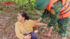 [Video] Giải cứu thành công người phụ nữ mắc kẹt nhiều ngày do mưa lũ