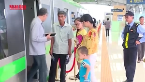 [Video] Tàu điện Hà Nội chạy thêm giờ phục vụ khách dịp Quốc khánh