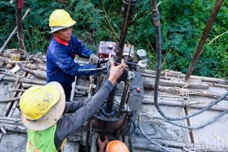 Nhiều máy khoan chuyên dụng đã đồng loạt triển khai các mũi khoan khảo sát địa chất dọc đại lộ Nguyễn Văn Linh.