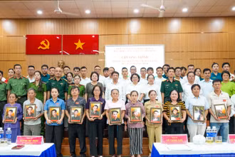 16 gia đình liệt sĩ tại Thành phố Hồ Chí Minh được trao di ảnh phục dựng miễn phí từ những bức ảnh cũ.