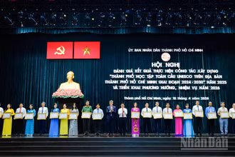 Ủy ban nhân dân Thành phố trao bằng khen cho 23 tập thể và 24 cá nhân có thành tích tiêu biểu trong xây dựng Thành phố học tập toàn cầu UNESCO năm 2025.