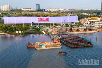 Cầu đi bộ qua sông Sài Gòn chuẩn bị cho mẻ đổ bê-tông đầu tiên của bệ trụ cầu chính sau hơn một năm thi công công trình.