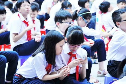 Gánh nặng tài chính khi nuôi dạy con khiến nhiều gia đình quyết định không sinh con thứ hai. Ảnh: NAM HẢI