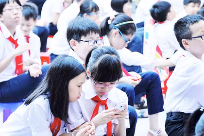 Cần đồng hành để các em bước vào môi trường số một cách an toàn. Ảnh: SONG ANH