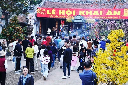 Người dân tấp nập du xuân, dâng lễ tại Đền Trần (phường Nam Định, tỉnh Ninh Bình).