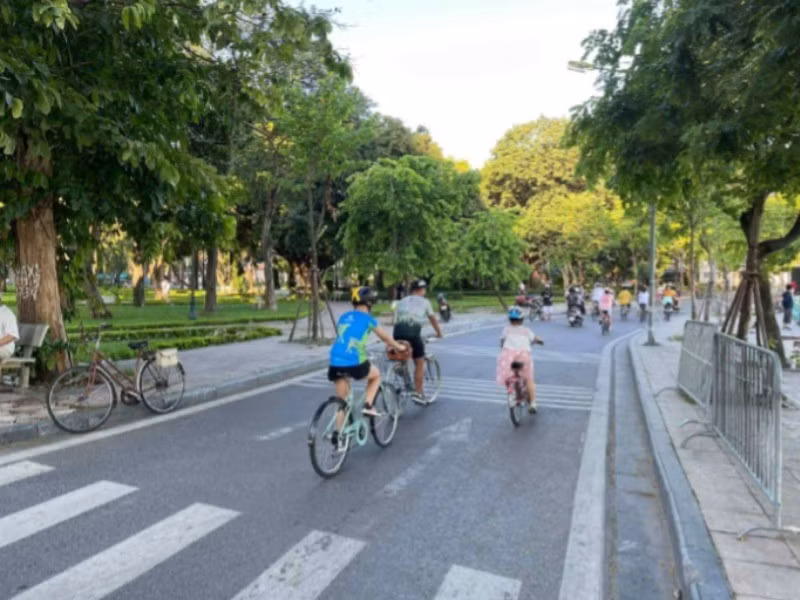 Người dân thủ đô Hà Nội đạp xe hưởng ứng tuần lễ "Ta đi xe đạp" lần thứ 7.