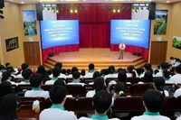 Chia sẻ về các hình thức lừa đảo trực tuyến với sinh viên. (Ảnh: QUANG QUÝ)