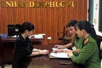 Công an làm việc với Ngô Thị Oanh. (Ảnh: Công an cung cấp)