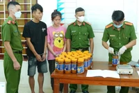 Cơ quan chức năng giám định tang vật. (Ảnh: CÔNG AN NGHỆ AN)