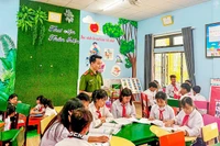 Thượng úy Khuất Việt Anh tham gia các hoạt động cộng đồng cùng các em học sinh vùng cao. Ảnh: NVCC