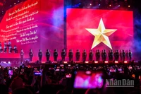 Khoảnh khắc đầy tự hào khi Quốc kỳ được khán giả chuyền tay nhau quanh sân vận động trong chương trình "Tổ quốc trong tim". (Ảnh: THÀNH ĐẠT)