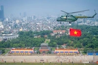 Biên đội trực thăng bay ngang qua Quảng trường Ba Đình sáng 24/8.