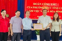 Nhân dịp đến làm việc tại xã Hòa Bình, Đoàn công tác của Thường trực Tỉnh ủy Cà Mau đã hỗ trợ 40 máy vi tính cho Thư viện Trường Tiểu học Hòa Bình A. Nguồn kinh phí do lãnh đạo Ủy ban nhân dân dân tỉnh vận động, tài trợ.