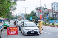 Cảnh sát giao thông Nghệ An kiểm tra nồng độ cồn đối với người điều khiển ô-tô. (Ảnh: Công an Nghệ An)