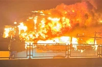 Chiếc xe ô-tô khách bốc cháy ngùn ngụt. (Ảnh: CTV)