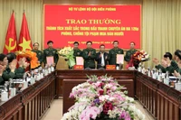 Thiếu tướng Nguyễn Văn Thiện, Phó Tư lệnh Bộ đội Biên phòng trao thưởng Ban chuyên án và lực lượng tham gia đấu tranh Chuyên án NA126p.