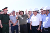 Thủ tướng Phạm Minh Chính trao đổi với các lực lượng, đơn vị thi công Dự án trên công trường.