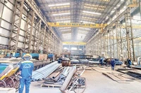 Một phân xưởng của Công ty trách nhiệm hữu hạn một thành viên Đóng tàu Bạch Đằng. (Ảnh: NAM PHONG)