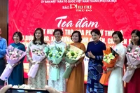Tổng Biên tập Báo Phụ nữ Thủ đô Lê Quỳnh Trang và Phó Chủ tịch Thường trực Hội Nhà báo thành phố Hà Nội Kiều Thanh Hùng tặng hoa các khách mời tham gia tọa đàm.
