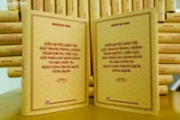 Cuốn sách "Kiên quyết, kiên trì đấu tranh phòng, chống tham nhũng, tiêu cực, góp phần xây dựng Ðảng và Nhà nước ta ngày càng trong sạch, vững mạnh" của cố Tổng Bí thư Nguyễn Phú Trọng.