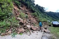 Sạt lở gây ách tắc tạm thời tuyến đường Hồ Chí Minh nhánh tây qua xã Trường Sơn, tỉnh Quảng Trị. (Ảnh: HÙNG TRẦN)