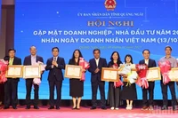 Lãnh đạo tỉnh trao tặng bằng khen cho các doanh nghiệp có thành tích thực hiện tốt chính sách, pháp luật thuế.