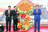 Phó Chủ tịch Ủy ban nhân dân tỉnh Phú Thọ Nguyễn Huy học tặng hoa chúc mừng Hội Hóa sinh y học Hà nội và các tỉnh phía bắc.