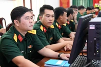 Cán bộ, chiến sĩ Bộ Chỉ huy quân sự tỉnh An Giang tham gia tập huấn “Bình dân học vụ số”. (Ảnh: TTXVN)