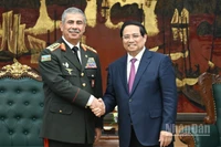 Thủ tướng Phạm Minh Chính và Thượng tướng Zakir Hasanov, Bộ trưởng Quốc phòng Azerbaijan. (Ảnh: TRẦN HẢI)