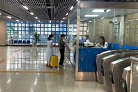 Người dân xếp hàng mua vé đi tàu.