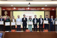 Bí thư Thành ủy Hà Nội Nguyễn Duy Ngọc tặng Bằng khen cho các tập thể có thành tích xuất sắc trong giải phóng mặt bằng đường Vành đai 1, đoạn Hoàng Cầu-Voi Phục.