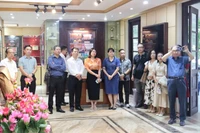 Đoàn học viên lớp Nghiệp vụ Quản lý nhà nước về báo chí tham quan Nhà Truyền thống Báo Nhân Dân. 