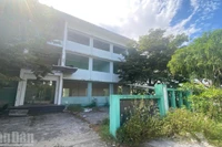 Sau đúng 30 tháng kể từ ngày bàn giao, công trình không những không được đưa vào sử dụng mà trái lại đã bị đập phá, lấy cắp, biến thành bãi rác, ngập mùi xú uế. (Ảnh: DƯƠNG QUANG TIẾN)