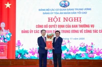 Thường trực Ban Bí thư Trần Cẩm Tú trao quyết định cho đồng chí Nguyễn Văn Quảng. (Ảnh: MAI ĐỈNH)