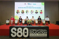 Các đại biểu tham gia thảo luận "Vai trò của tiếng Anh trong kỷ nguyên vươn mình" tại chương trình. 