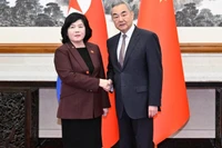 Bộ trưởng Ngoại giao Trung Quốc Vương Nghị gặp gỡ người đồng cấp Triều Tiên Choe Son Hui tại Thủ đô Bắc Kinh, Trung Quốc, ngày 28/9/2025. (Ảnh: Xinhua)