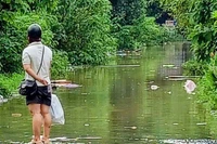 Đường vào Miêu Nha vẫn còn ngập rất sâu. (Ảnh: VĂN THỊNH)