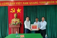 Thượng tướng Nguyễn Văn Gấu tặng quà Đội 584, Phòng Chính trị, Bộ Chỉ huy quân sự tỉnh Quảng Trị (đóng quân tại huyện Phalansay, tỉnh Savannakhet).