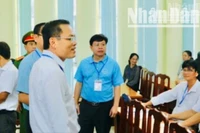 Đồng chí Nguyễn Văn Nguyên (áo xanh, đứng giữa), Giám đốc Sở Giáo dục và Đào tạo tỉnh Cà Mau cùng các đồng chí lãnh đạo Ủy ban nhân dân tỉnh, ngành chức năng kiểm tra các mặt công tác tại một trường học.