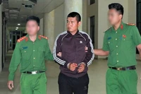 Đối tượng Nguyễn Ngọc Quyết được dẫn giải từ Lào về Nghệ An. (Ảnh: CÔNG AN NGHỆ AN)