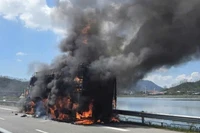 Chiếc xe tải bốc cháy ngùn ngụt.