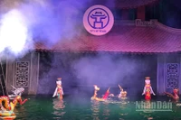 Trình diễn rối nước tại Nhà hát múa rối Thăng Long.