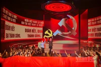 Một tiết mục trong chương trình nghệ thuật chính luận “Mãi mãi niềm tin theo Đảng”. (Ảnh: BẢO LONG)