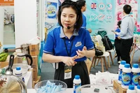 Một buổi livestream giới thiệu sản phẩm. Ảnh: NAM ANH