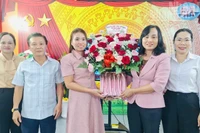 Đồng chí Đỗ Ái Lam, Chủ tịch Ủy ban nhân dân xã Hòa Bình (Cà Mau) cũng lãnh đạo các ngành của xã đến thăm, tặng hoa và chúc mừng các thầy cô giáo tại Trường mầm non Hoa Hồng. (Ảnh: HỒNG ĐÀO)